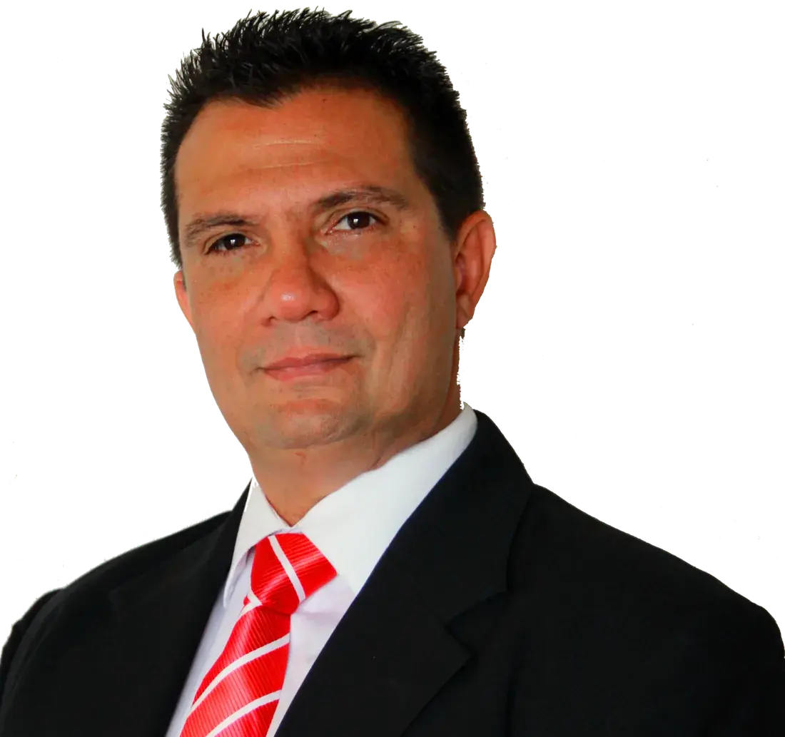 Retrato de Yunior Santana, con traje oscuro y corbata roja.